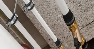 Замена труб водоснабжения в квартире: цена от 2053 руб. - СантехДомСгж